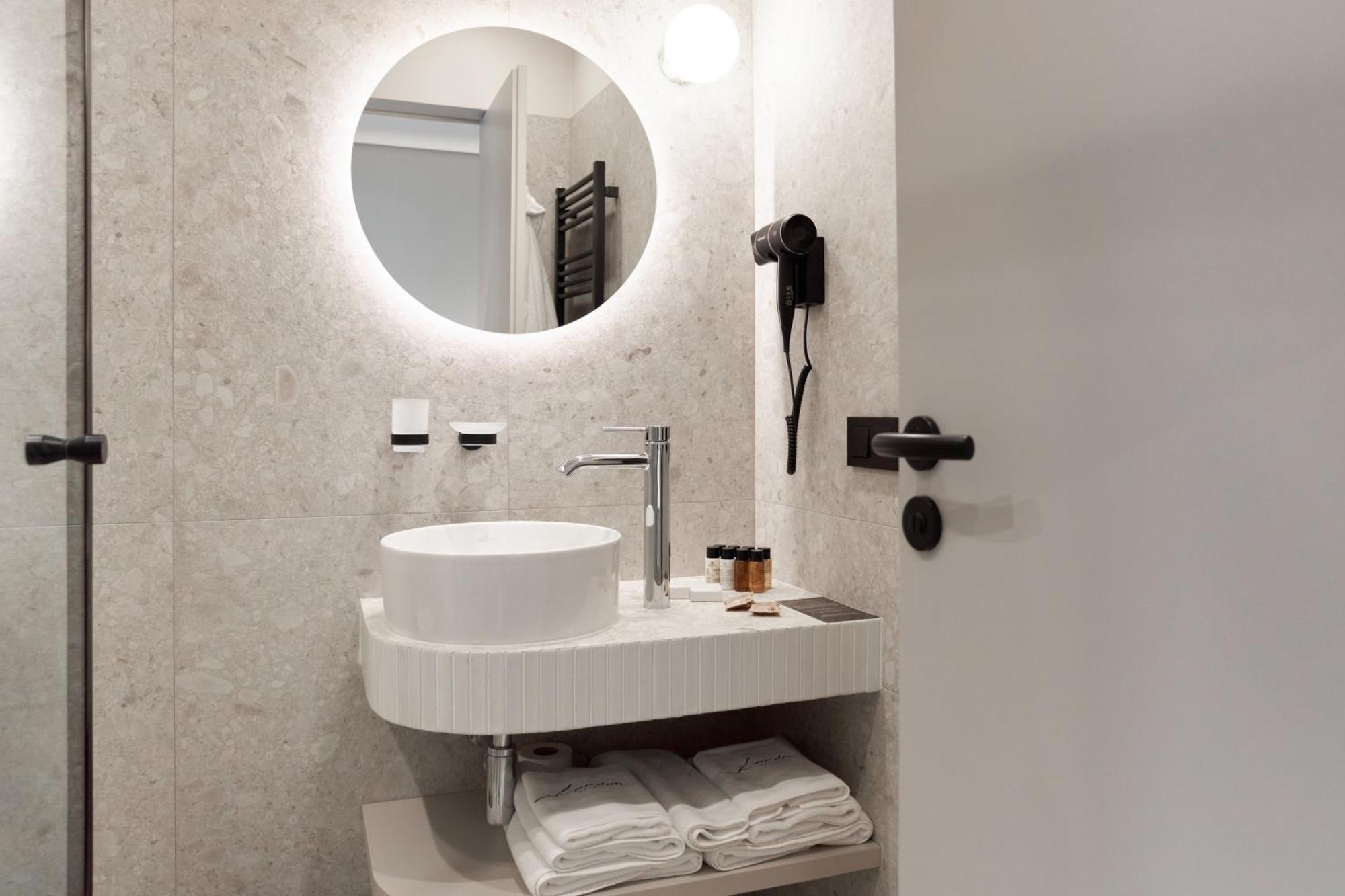 Hotel Laudon Oujhorod Extérieur photo