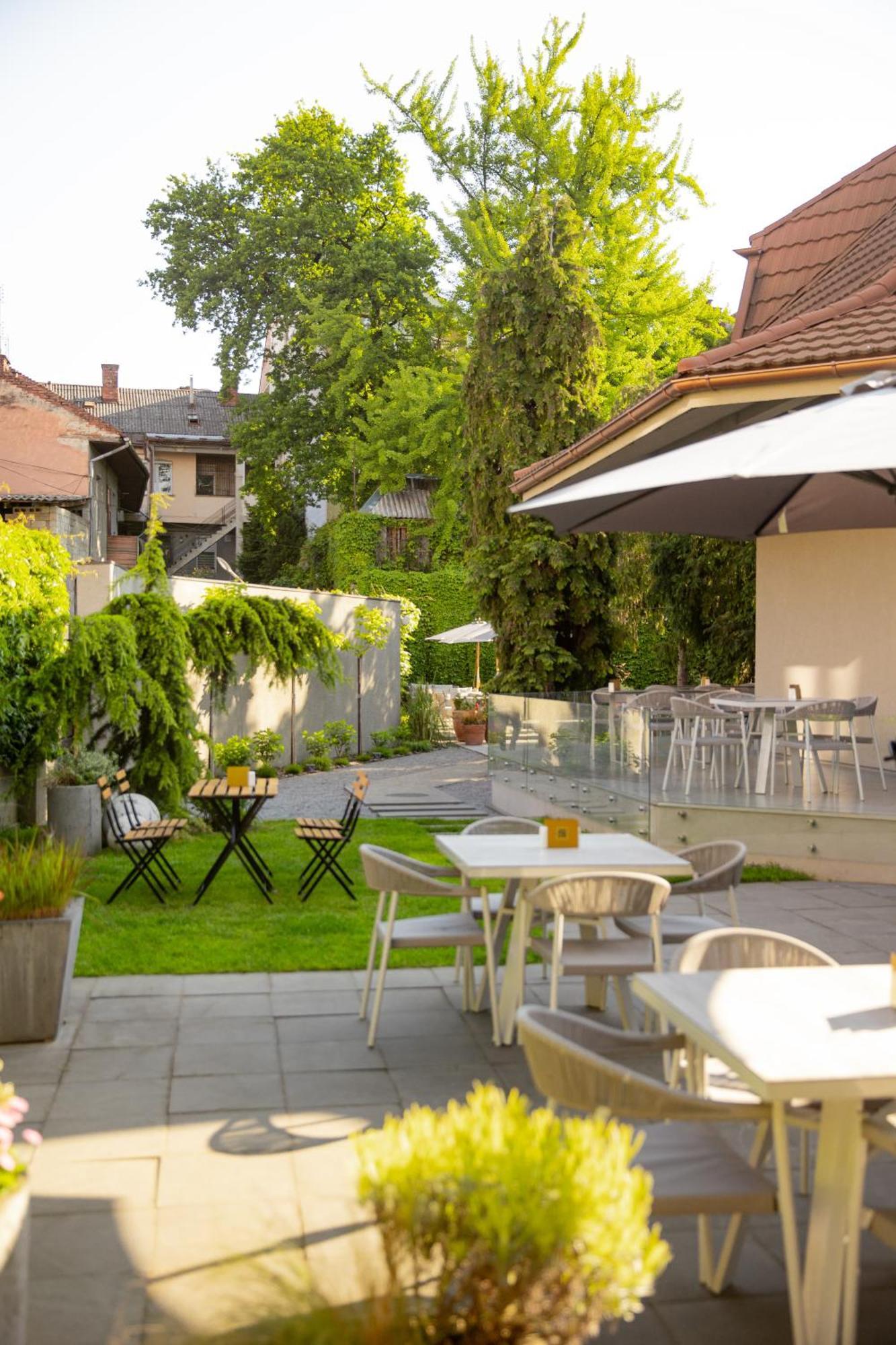 Hotel Laudon Oujhorod Extérieur photo